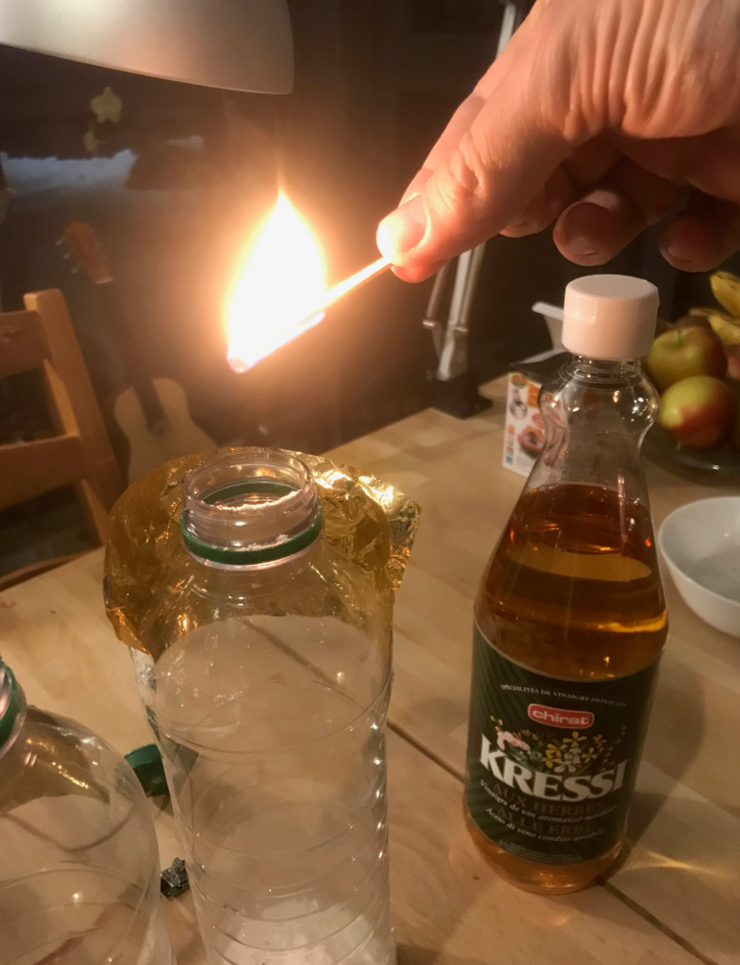 Ein brennendes Streichholz verbraucht Sauerstoff und sollte...